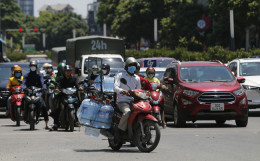 Hà Nội: Người dân trùm kín khi ra đường dưới cái nắng 40 độ
