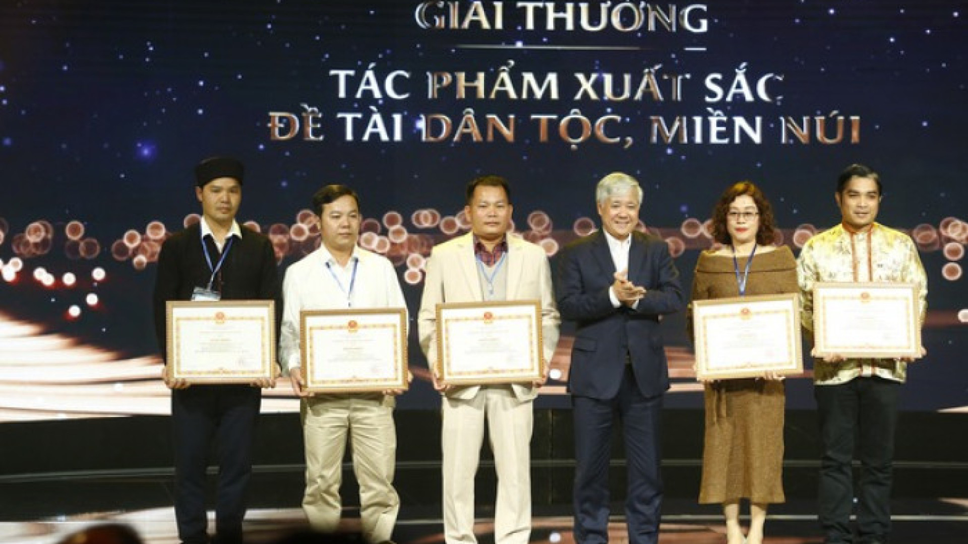 14 tác phẩm đoạt giải về đề tài Dân tộc - Miền núi tại LHTHTQ lần thứ 40