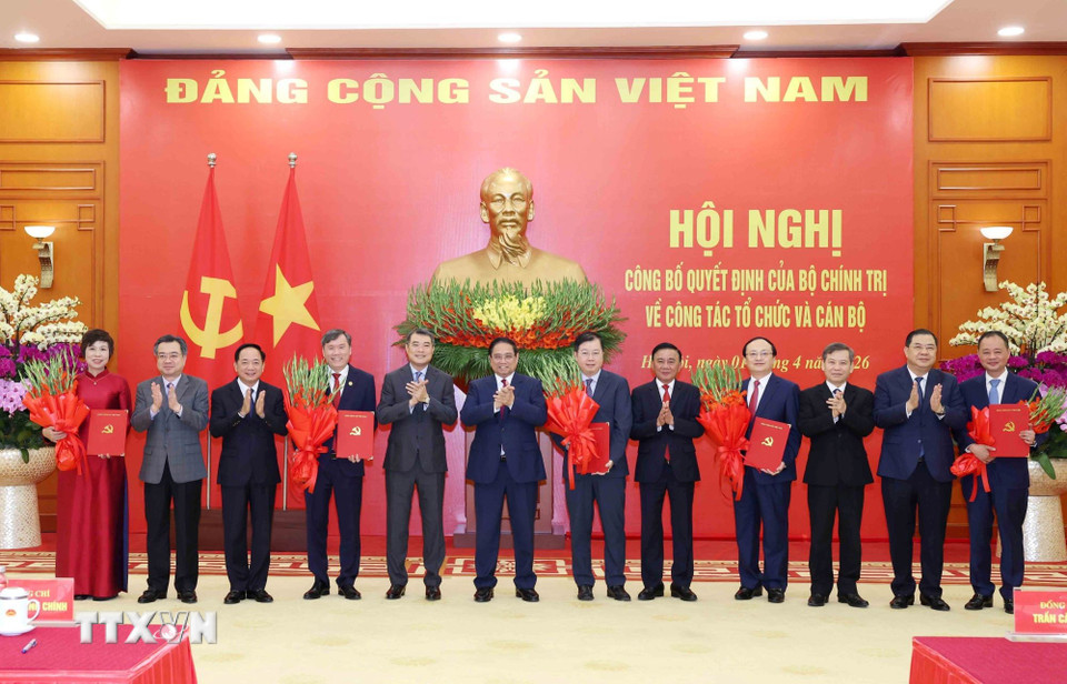 hoi-nghi-cong-bo-quyet-dinh-cua-bo-chinh-tri-ve-cong-tac-to-chuc-va-can-bo-01-2