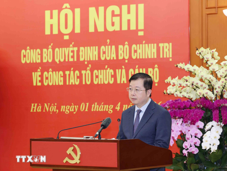 hoi-nghi-cong-bo-quyet-dinh-cua-bo-chinh-tri-ve-cong-tac-to-chuc-va-can-bo-01-4