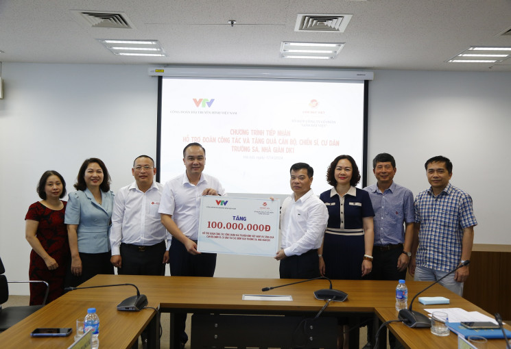 Đài THVN tiếp nhận 100 triệu đồng từ Tổ hợp Công ty Cổ phần Gốm Đất Việt