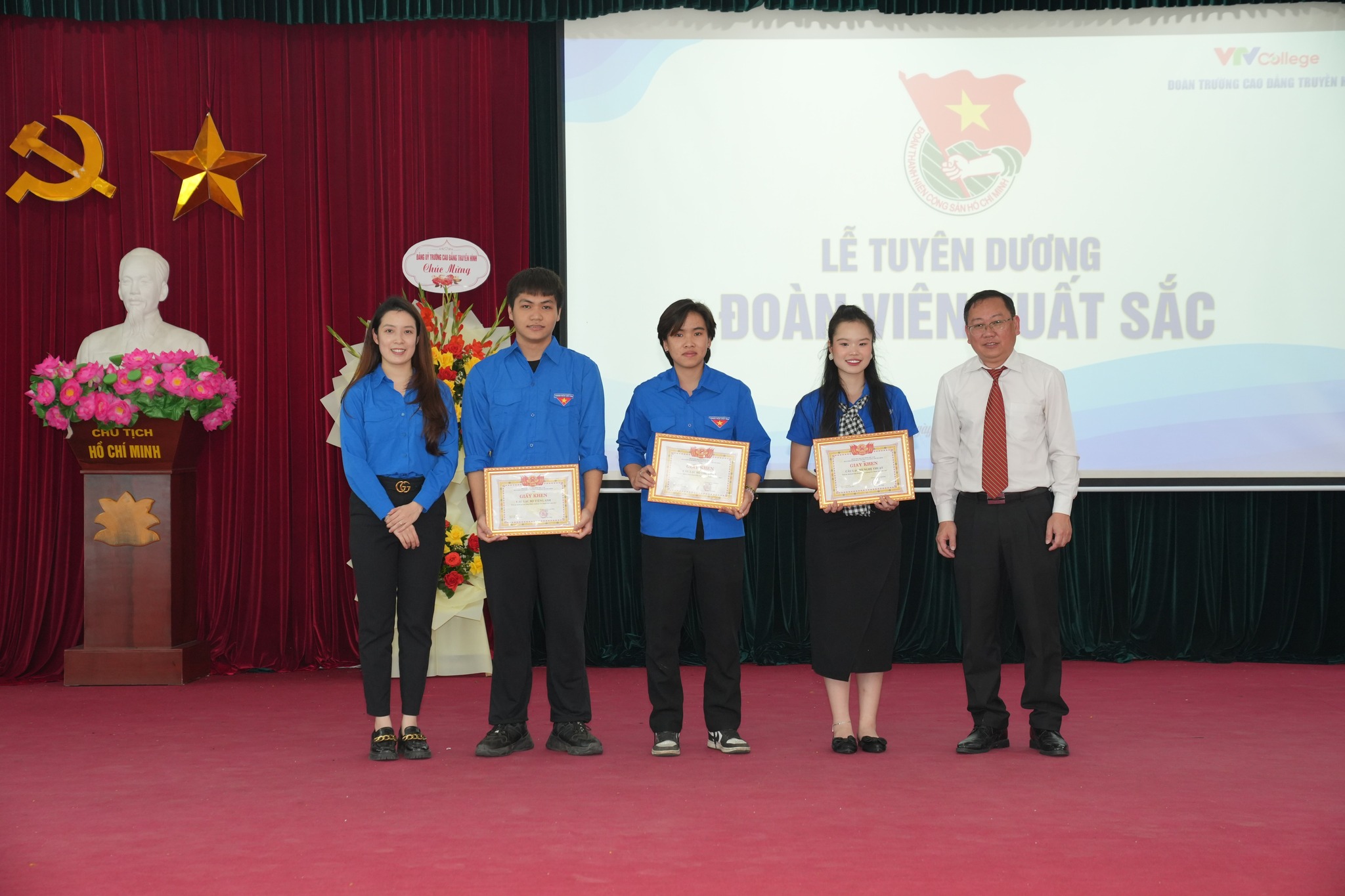 Tặng giấy khen cho tập thể