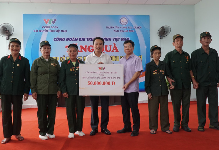 Công đoàn Đài THVN thăm và tặng quà tại hai tỉnh Quảng Bình, Quảng Trị