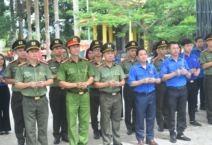 Thanh niên VTV tri ân các anh hùng liệt sĩ tại Nghĩa trang liệt sĩ quốc tế Việt - Lào