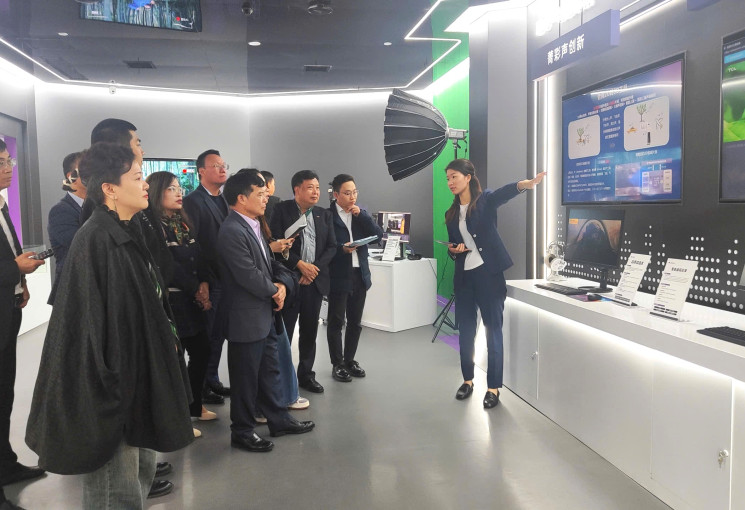 Phó Tổng Giám đốc Đinh Đắc Vĩnh cùng đoàn công tác Đài THVN thăm và làm việc với một số đối tác truyền thông và công nghệ Trung Quốc