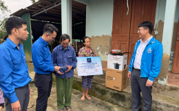Đoàn Thanh niên VTV thăm và tặng quà bà con chịu ảnh hưởng bão lũ ở hai tỉnh Nghệ An và Hà Tĩnh