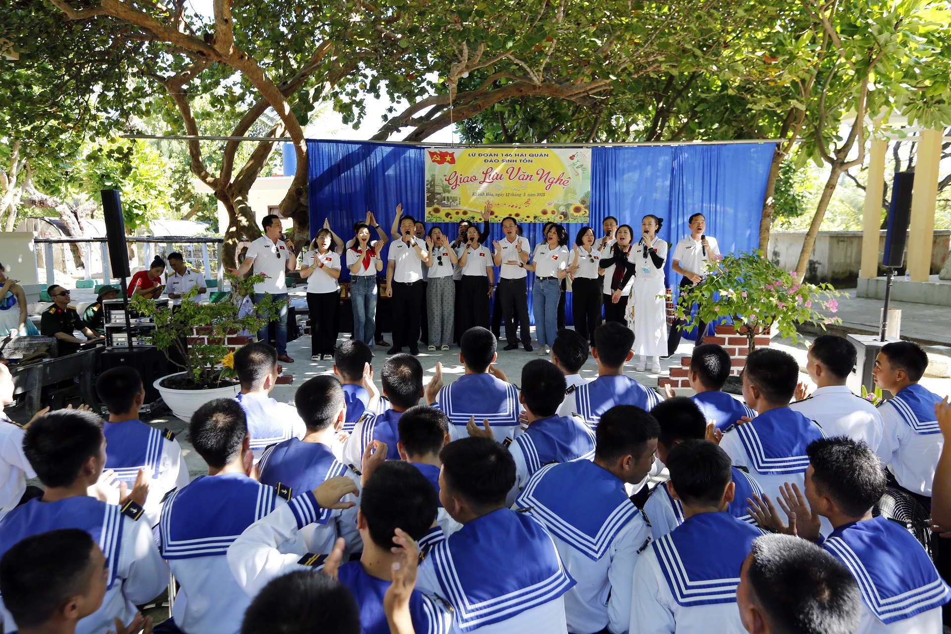 Đoàn công tác Đài THVN giao lưu văn nghệ cùng các chiến sĩ đảo Sinh Tồn