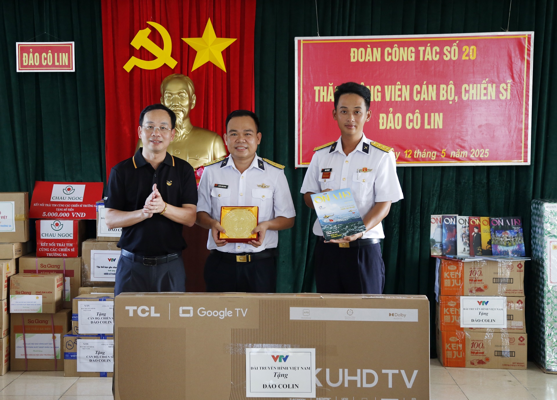 Đoàn công tác Đài THVN tặng quà cán bộ chiến sĩ đảo Cô Lin (1)