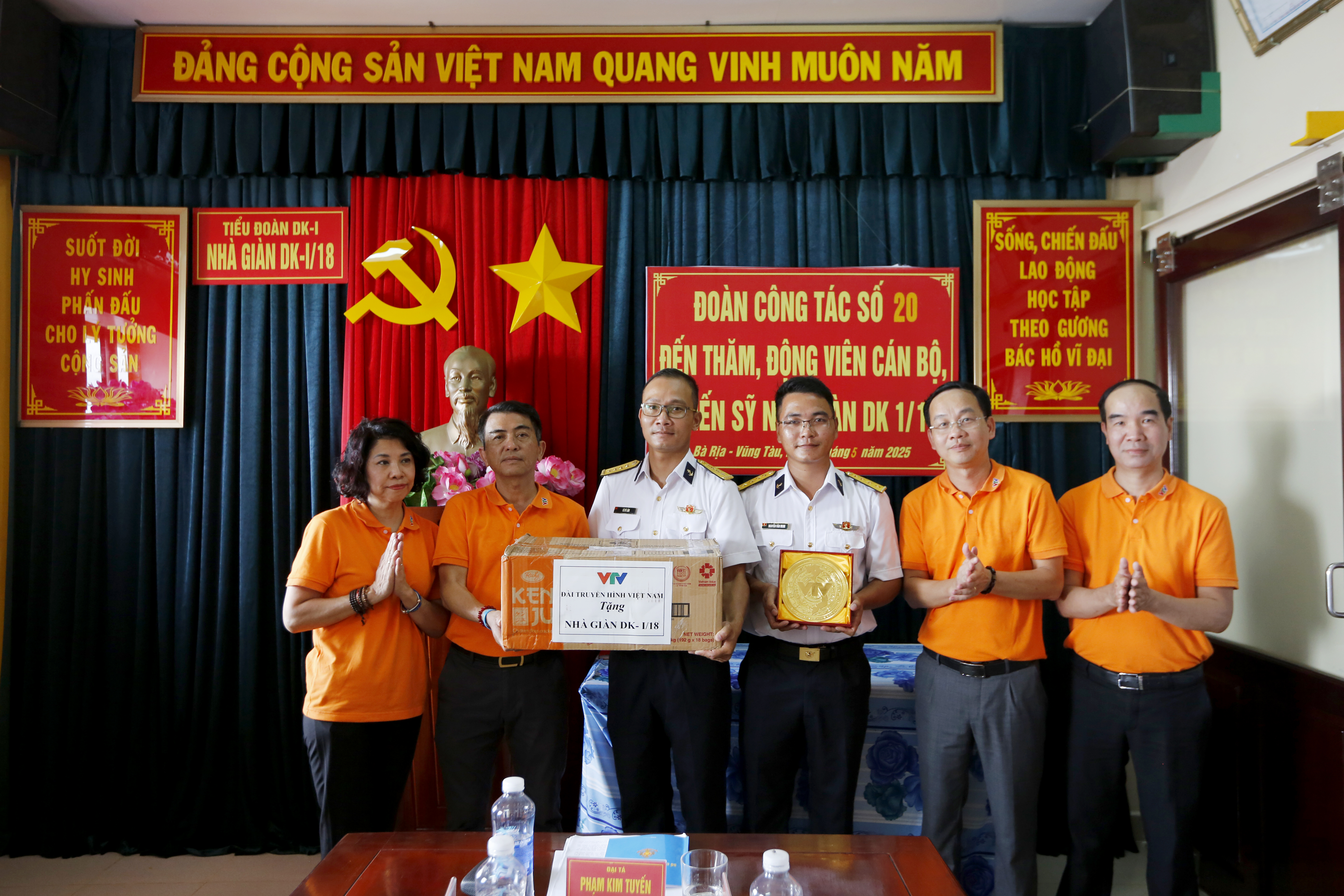 Đoàn công tác Đài THVN tặng quà cán bộ chiến sĩ Nhà giàn DK1-18