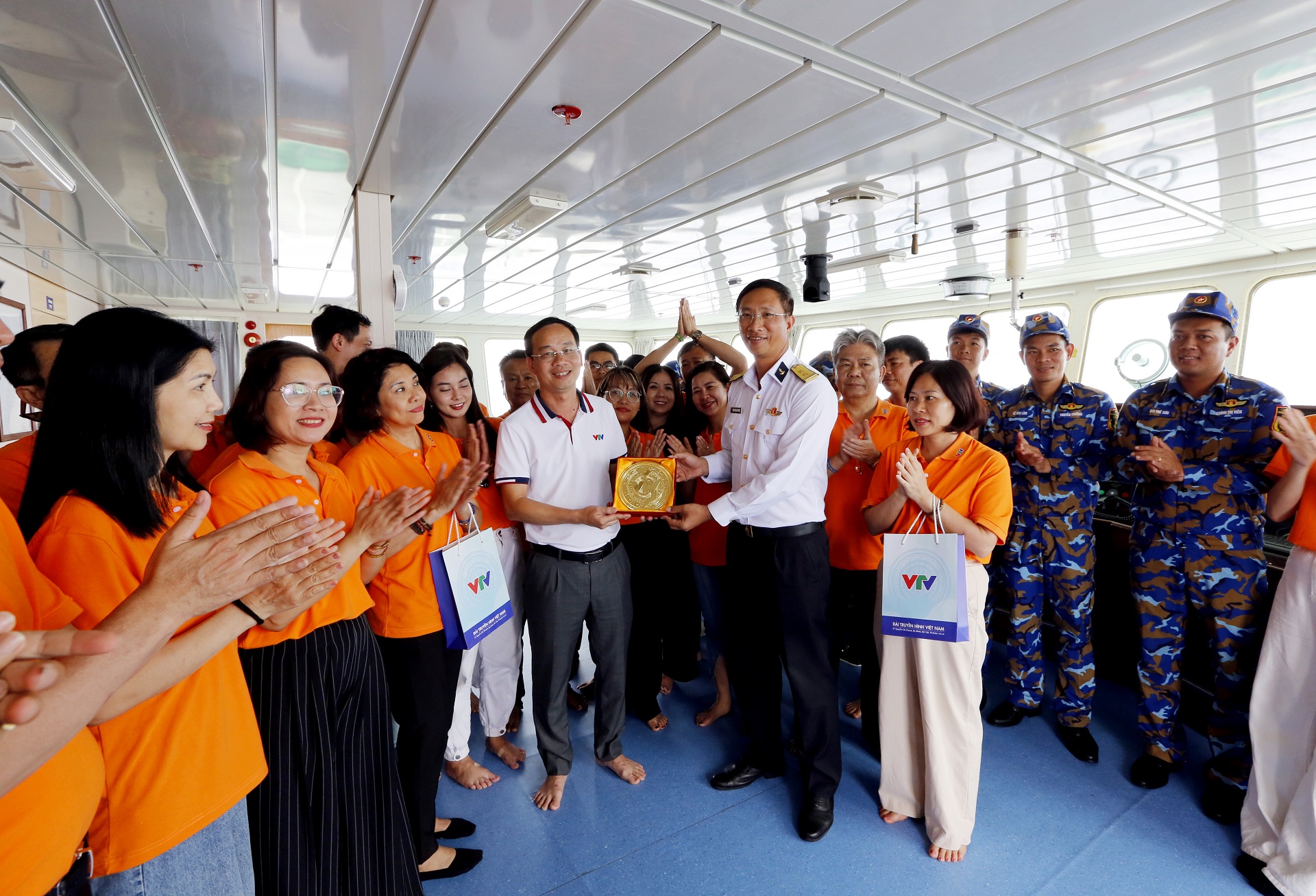 Đoàn công tác Đài THVN tặng quà cán bộ chiến sĩ tàu HQ 571