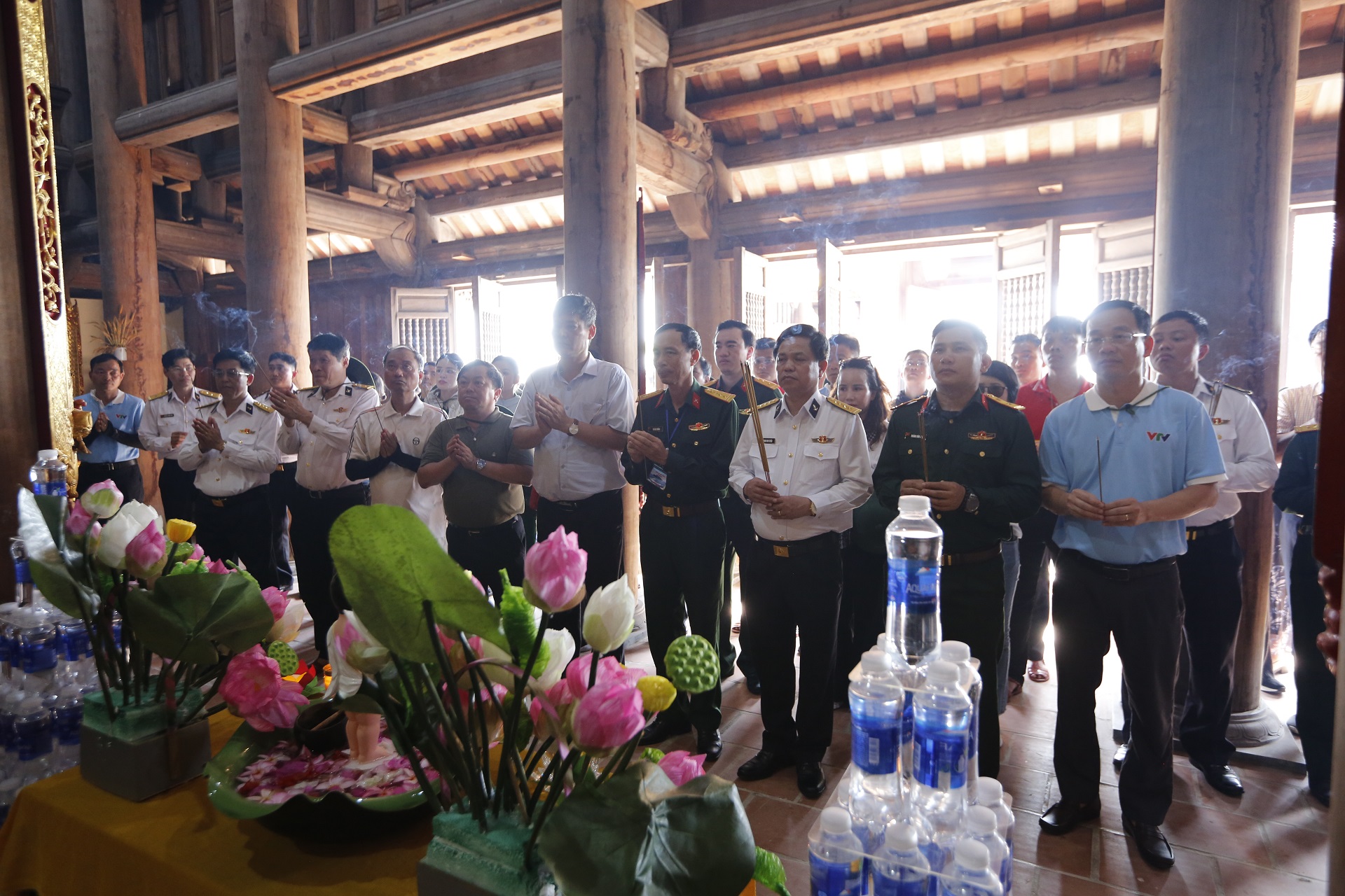 Đoàn công tác dâng hương tại chùa Đá Tây A