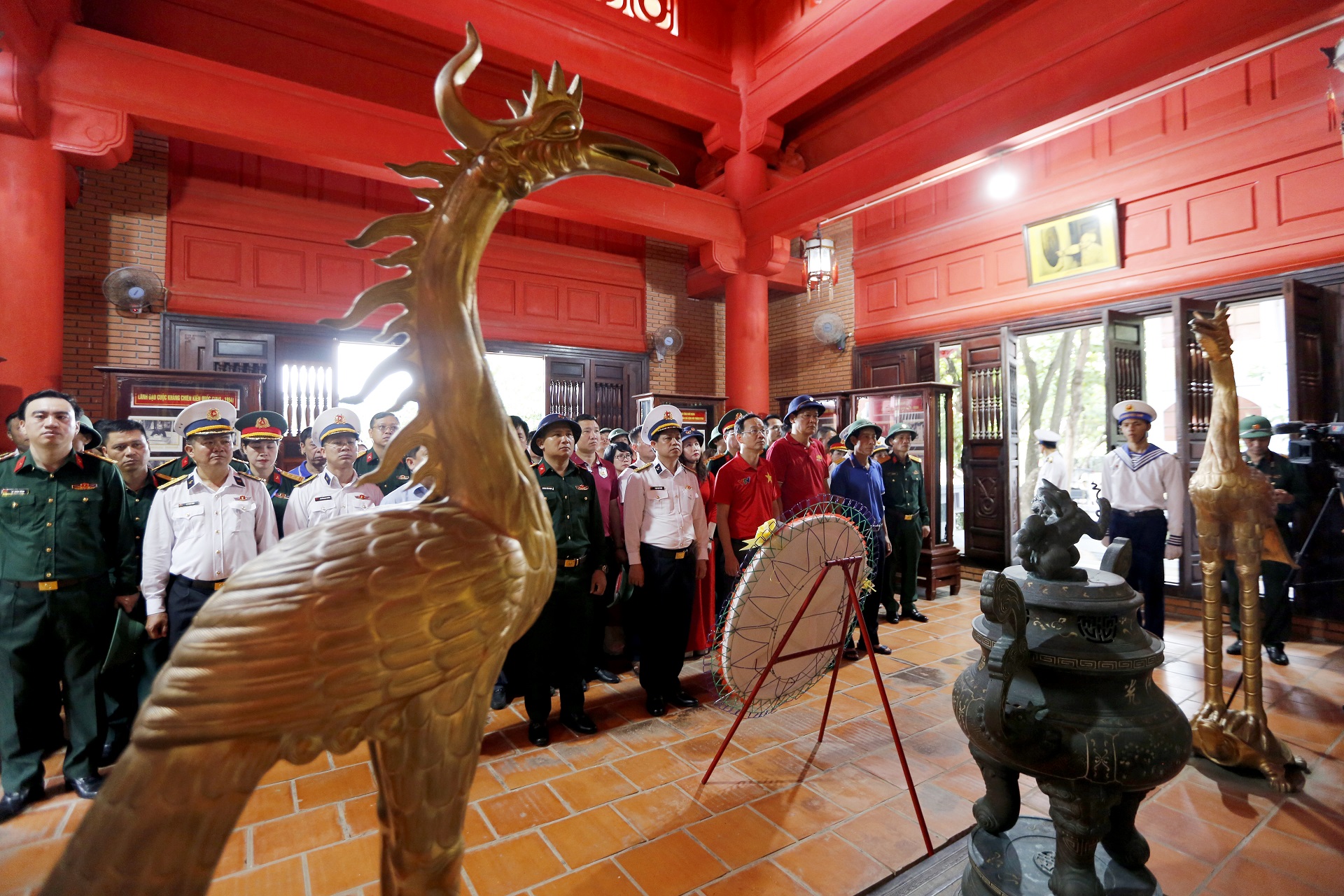Đoàn công tác dâng hương tại đền thờ Chủ tịch Hồ Chí Minh tại đảo Trường Sa lơn