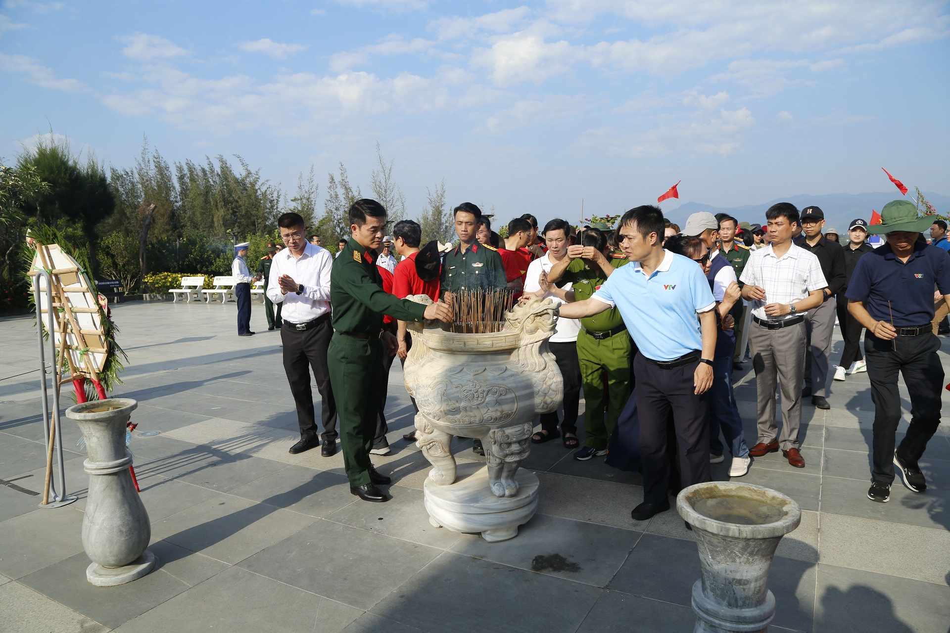 Đoàn công tác dâng hương tại Khu tưởng niệm Chiến sĩ Gạc Ma (1)