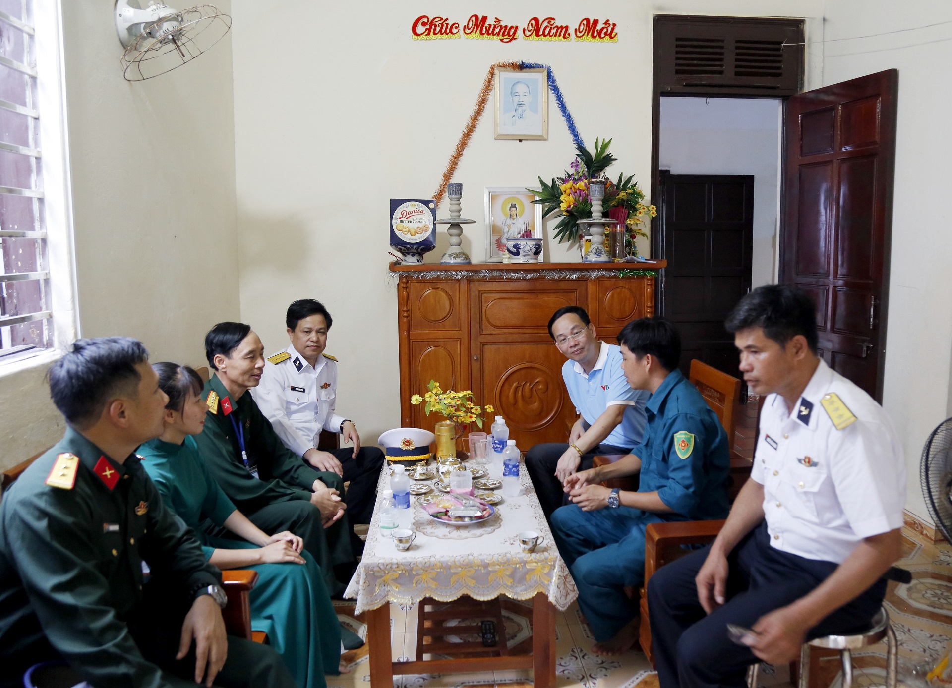 Đoàn công tác thăm hỏi hộ dân trên đảo Song Tử Tây