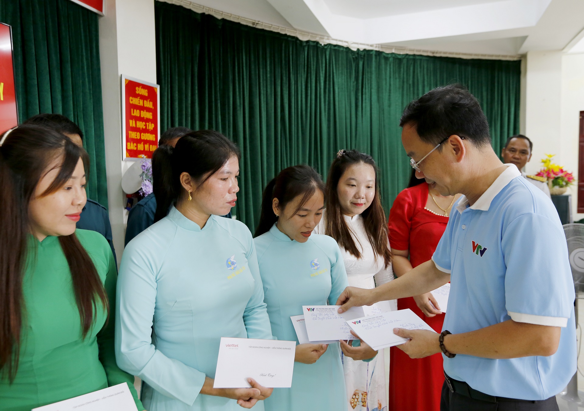 Đồng chí Lê Quyền - PTGĐ Đài THVN tặng quà các hộ dân trên đảo Đá Tây A
