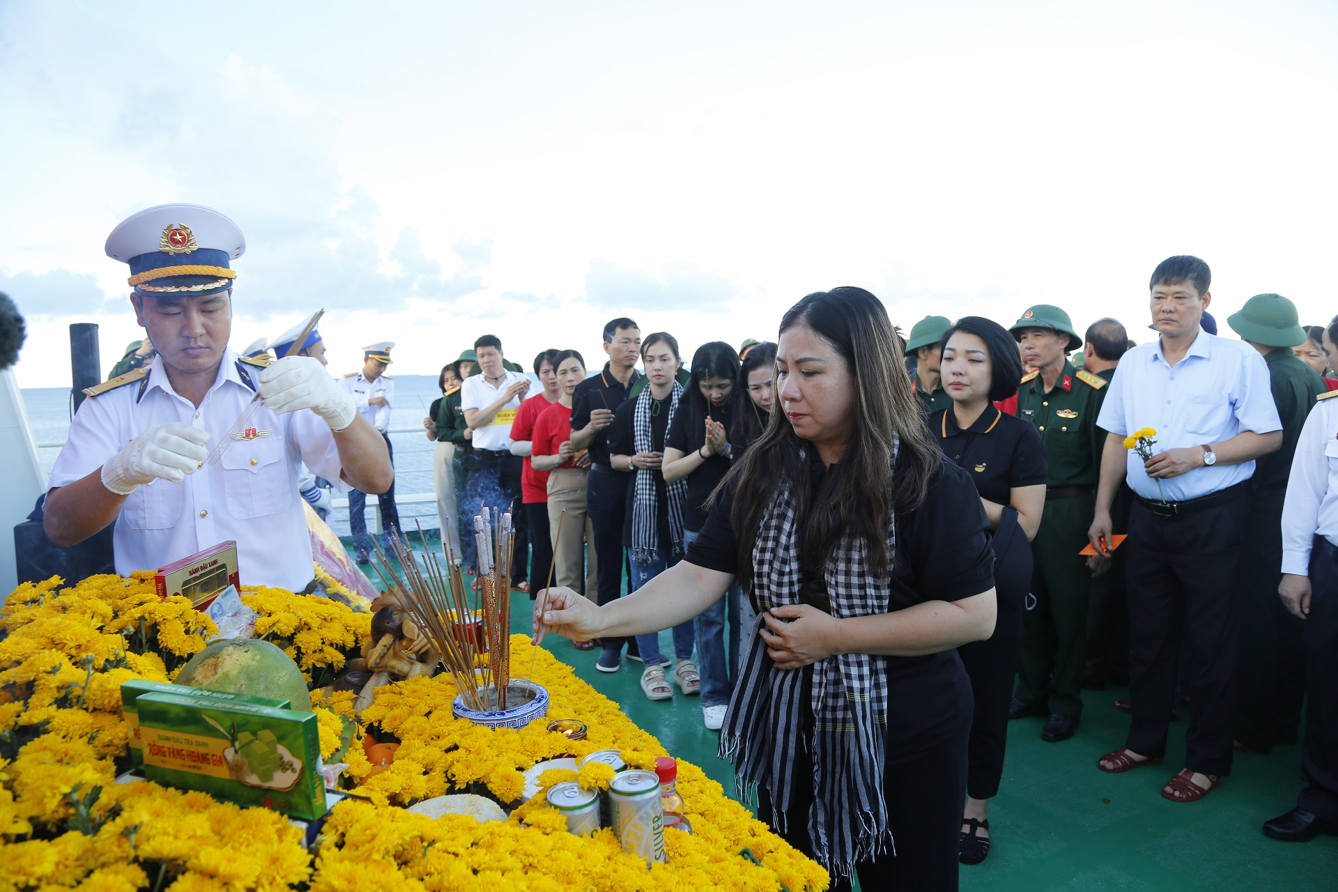 Lễ tưởng niệm các anh hùng liệt sĩ hy sinh vì sự nghiệp bảo vệ chủ quyền biển đảo (2)