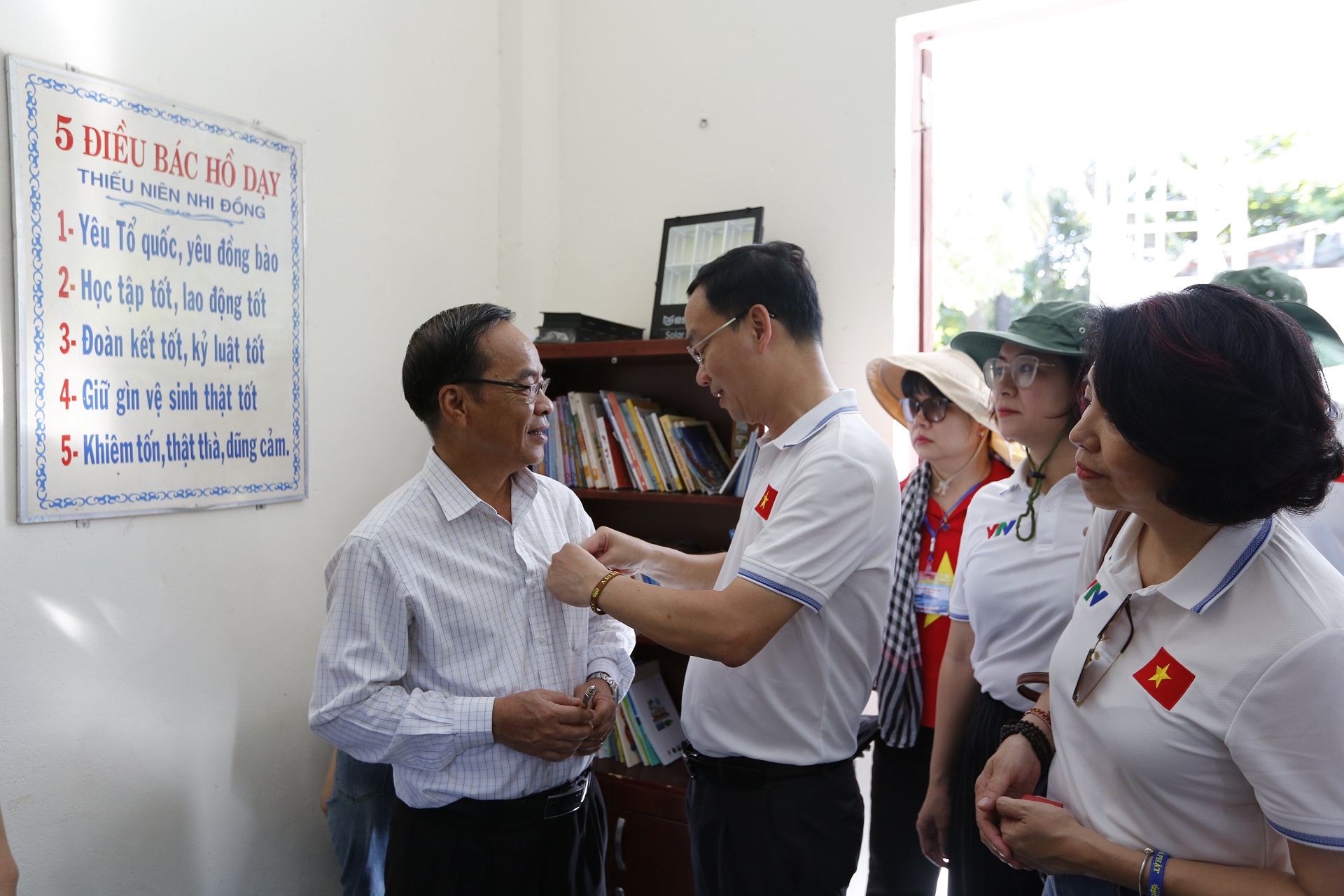thăm hỏi và tặng quà thầy trò trường tiểu học Sinh Tồn (1)
