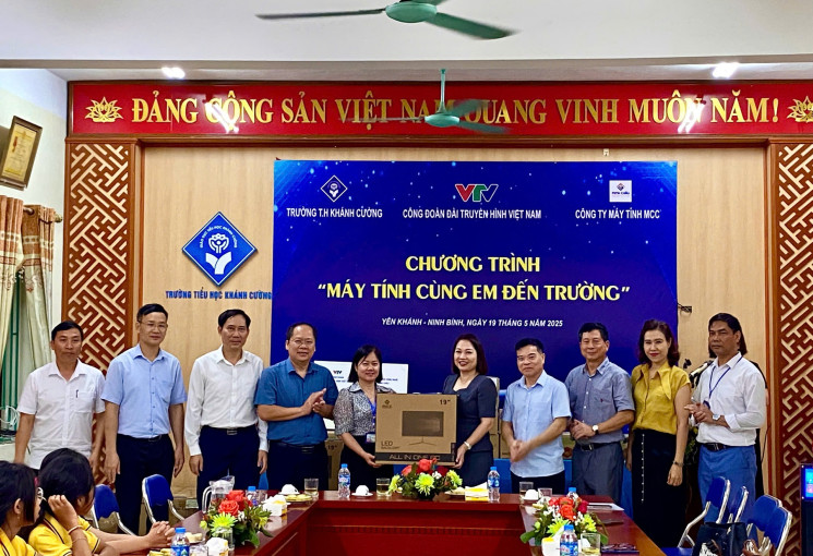 Công đoàn Đài THVN tiếp sức cho học sinh nghèo tỉnh Ninh Bình với chương trình “Máy tính cùng em đến trường”