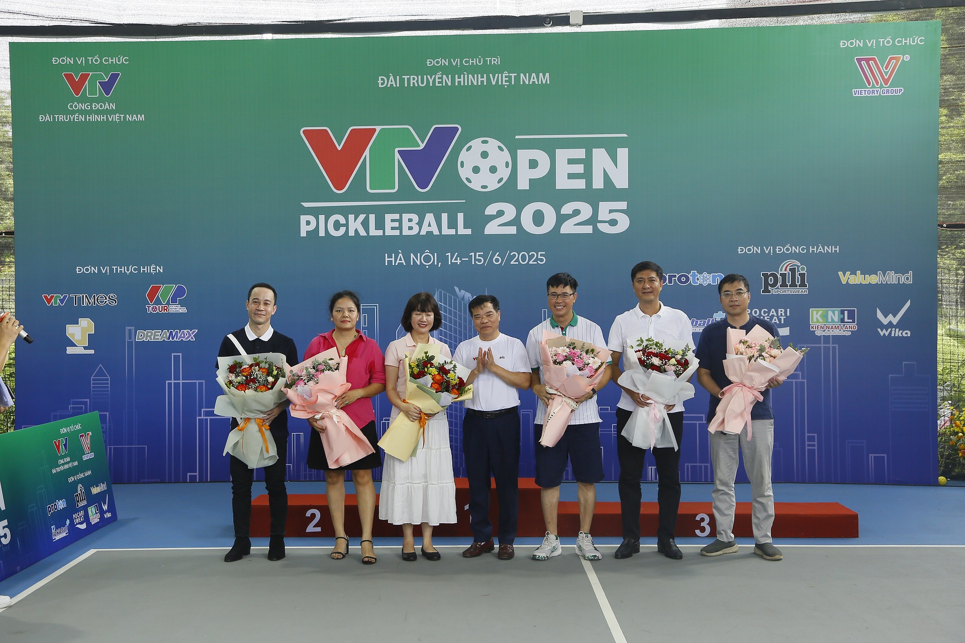 tặng hoa các đơn vị phối hợp (2)