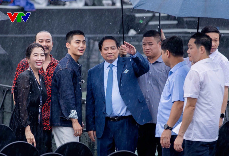 Thủ tướng Chính phủ Phạm Minh Chính thăm, động viên đội ngũ thực hiện và các nghệ sĩ tham gia đại nhạc hội “V Fest - Thanh xuân rực rỡ”