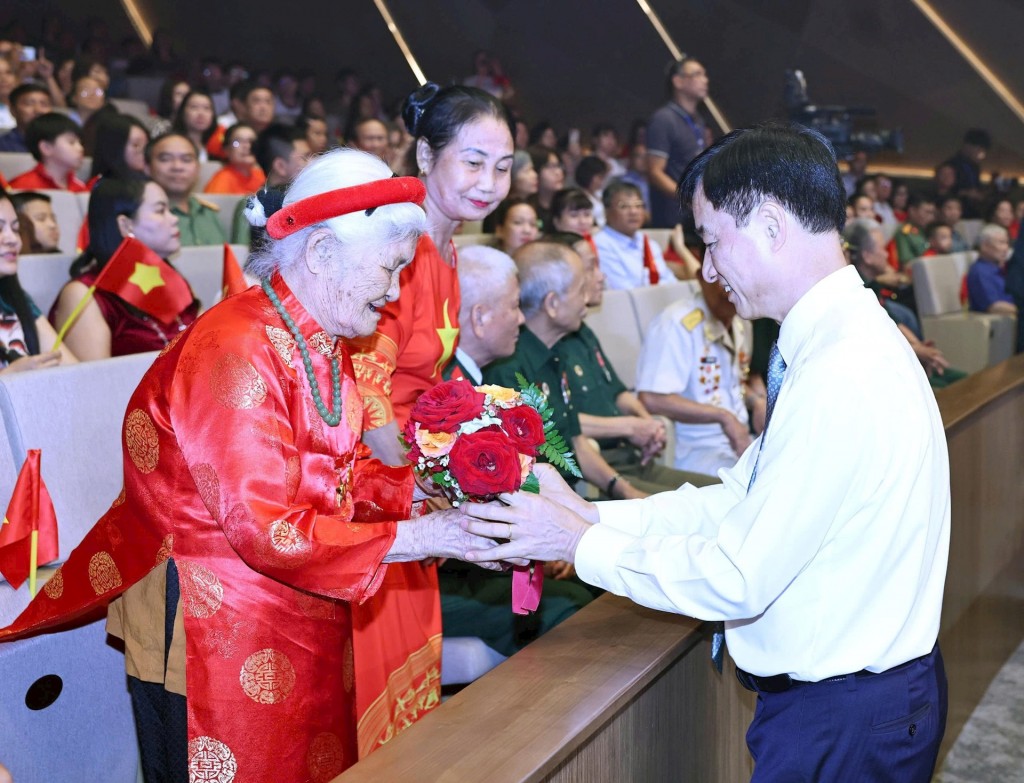 sao-doc-lap-2025-viet-tiep-hung-ca-nghe-thuat-20250824235011-1756082320720-1756082320946970171387