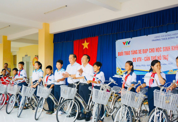 VTV Cần Thơ tiếp sức học sinh hoàn cảnh khó khăn đến trường