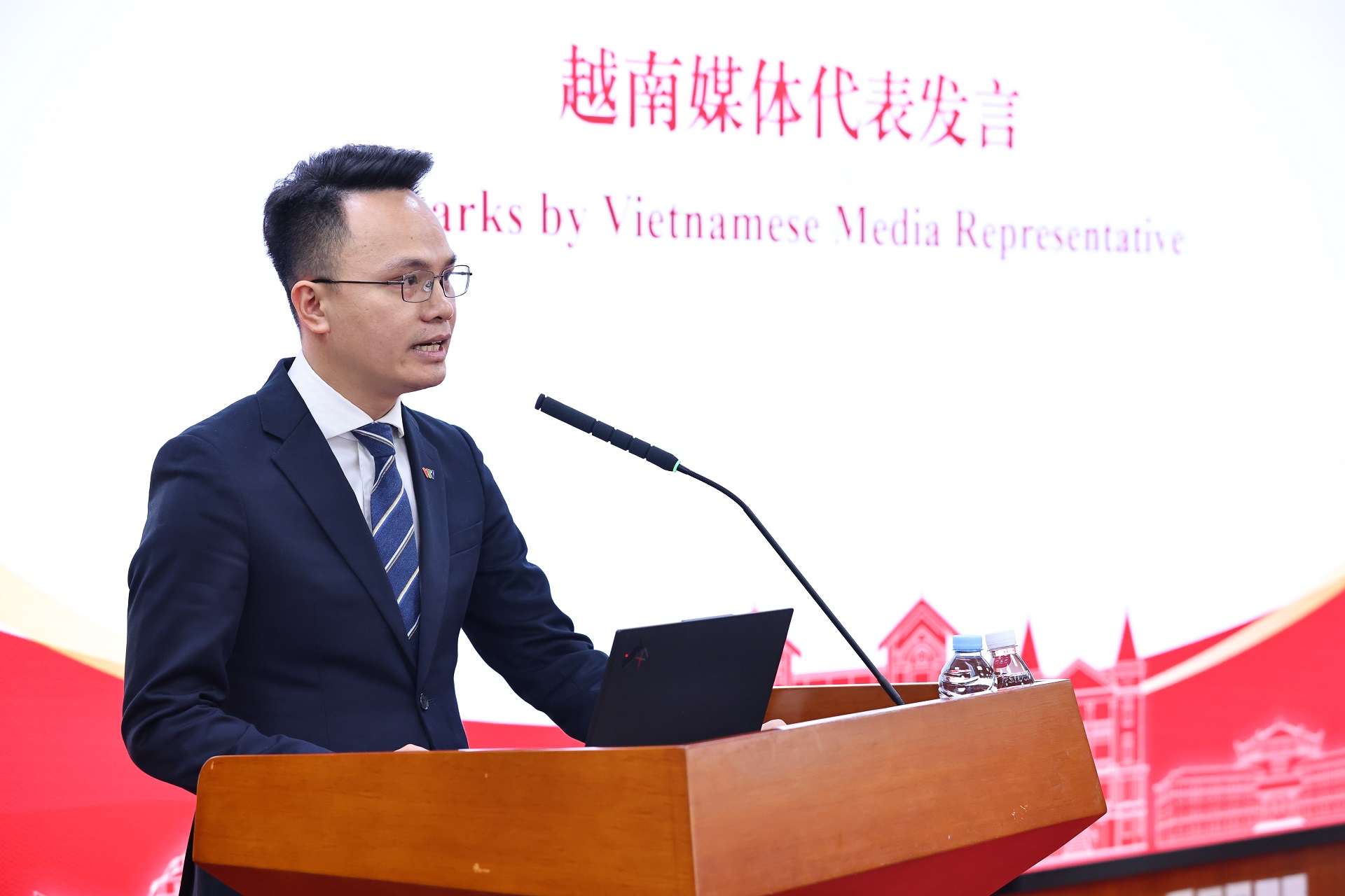 Bi thu Doan Thanh nien VTV thay mat doan cong tac phat bieu