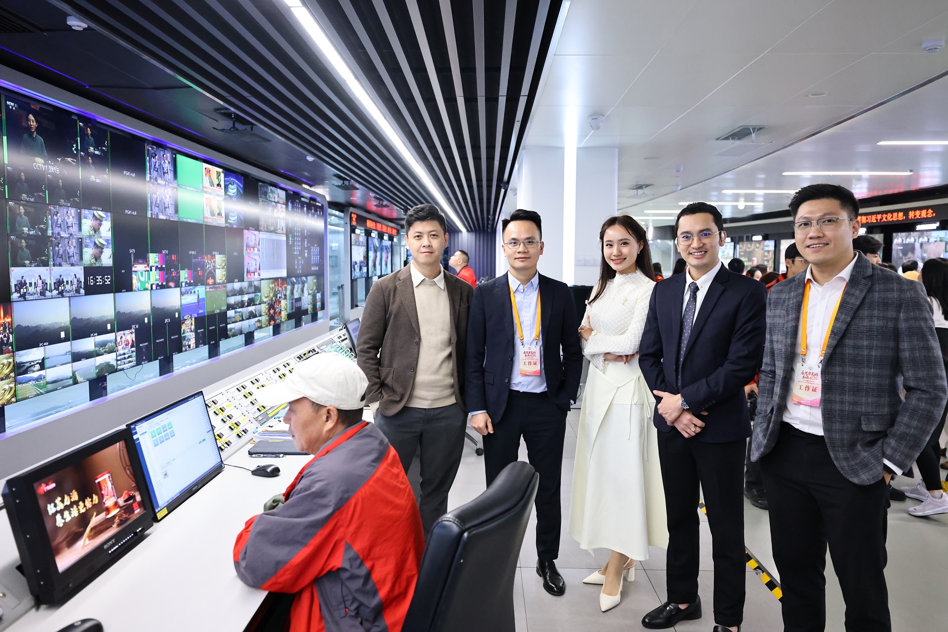 Cac thanh vien trong doan dai bieu VTV tai Dai phong tong khong che Dai PT-TH Quang Dong