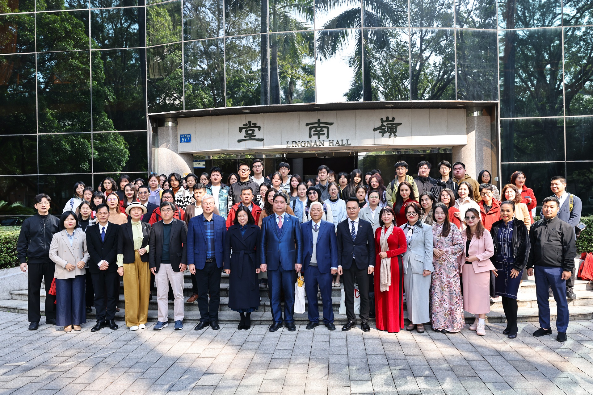 Chup anh luu niem tai Dai hoc Trung Son