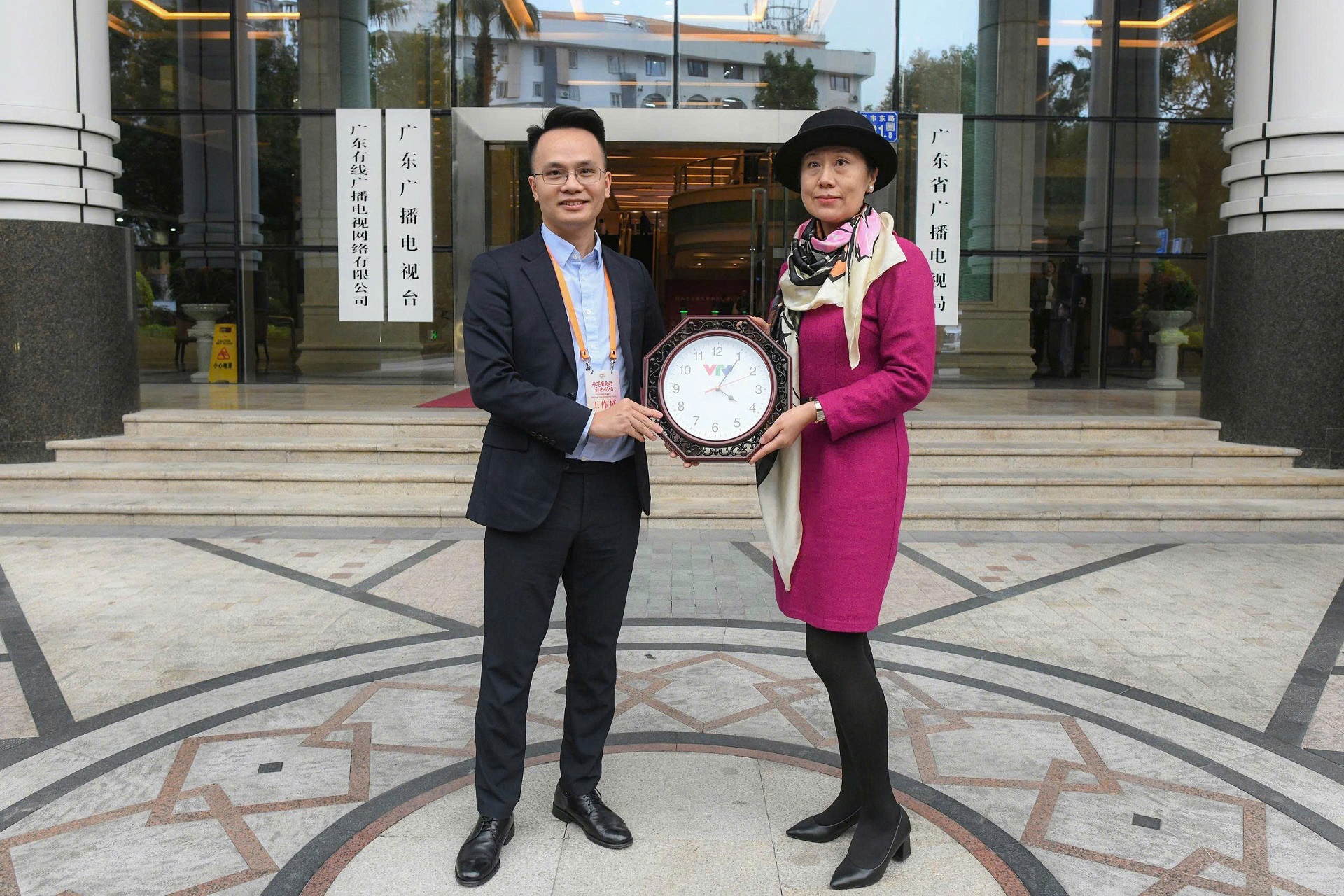 Dai dien Doan cong tac tang qua luu niem Pho Truong ban Truyen hinh Doi ngoai - Dai PT -TH Quang Dong