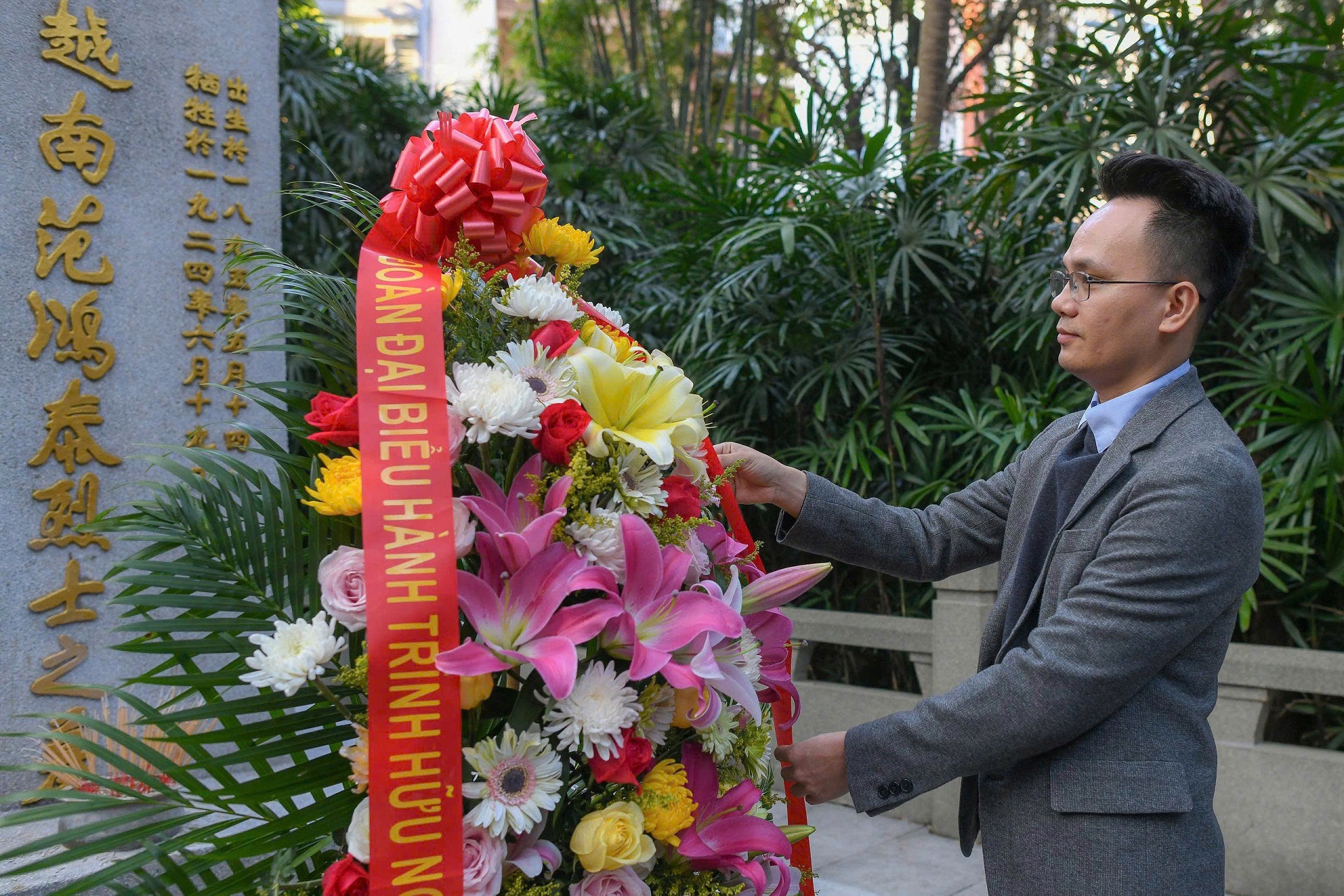 Dang hoa tai mo Liet sy Pham Hong Thai