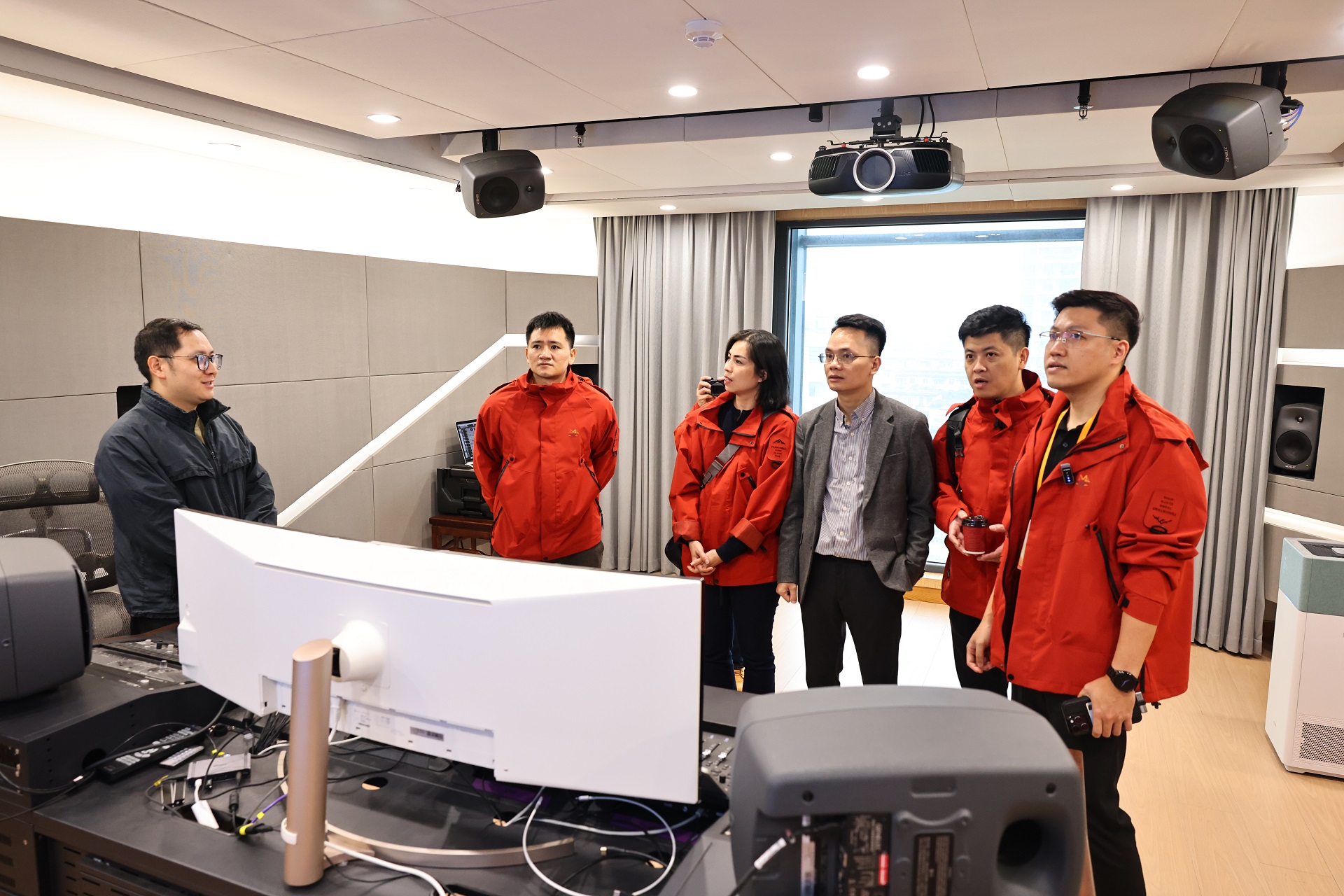 Doan dai bieu VTV tim hieu phong thu am Dolby hien dai cua Dai PT-TH Quang Dong