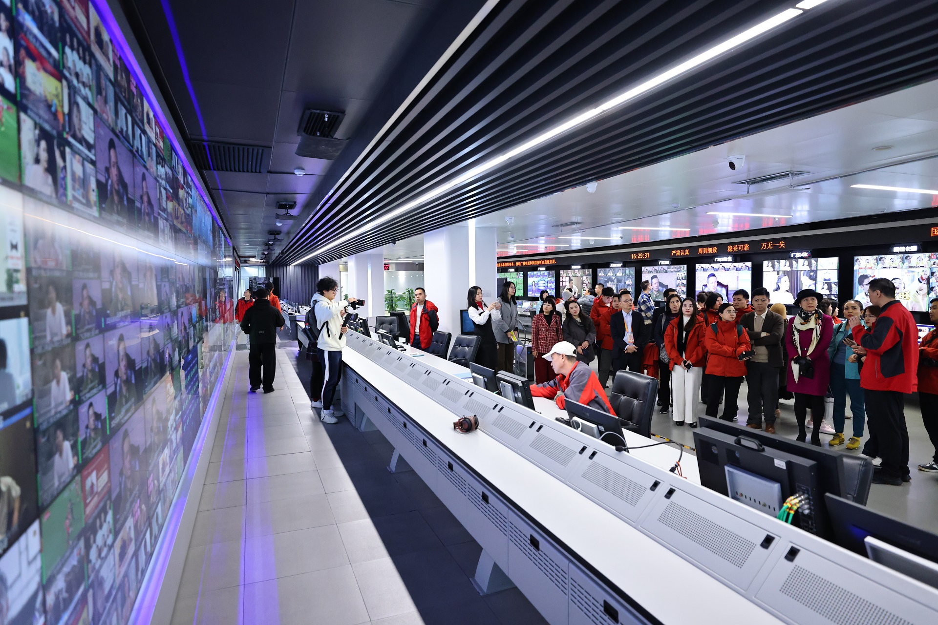 Doan tham Trung tam truyen dan - phat song truyen hinh Dai PT-TH Quang Dong