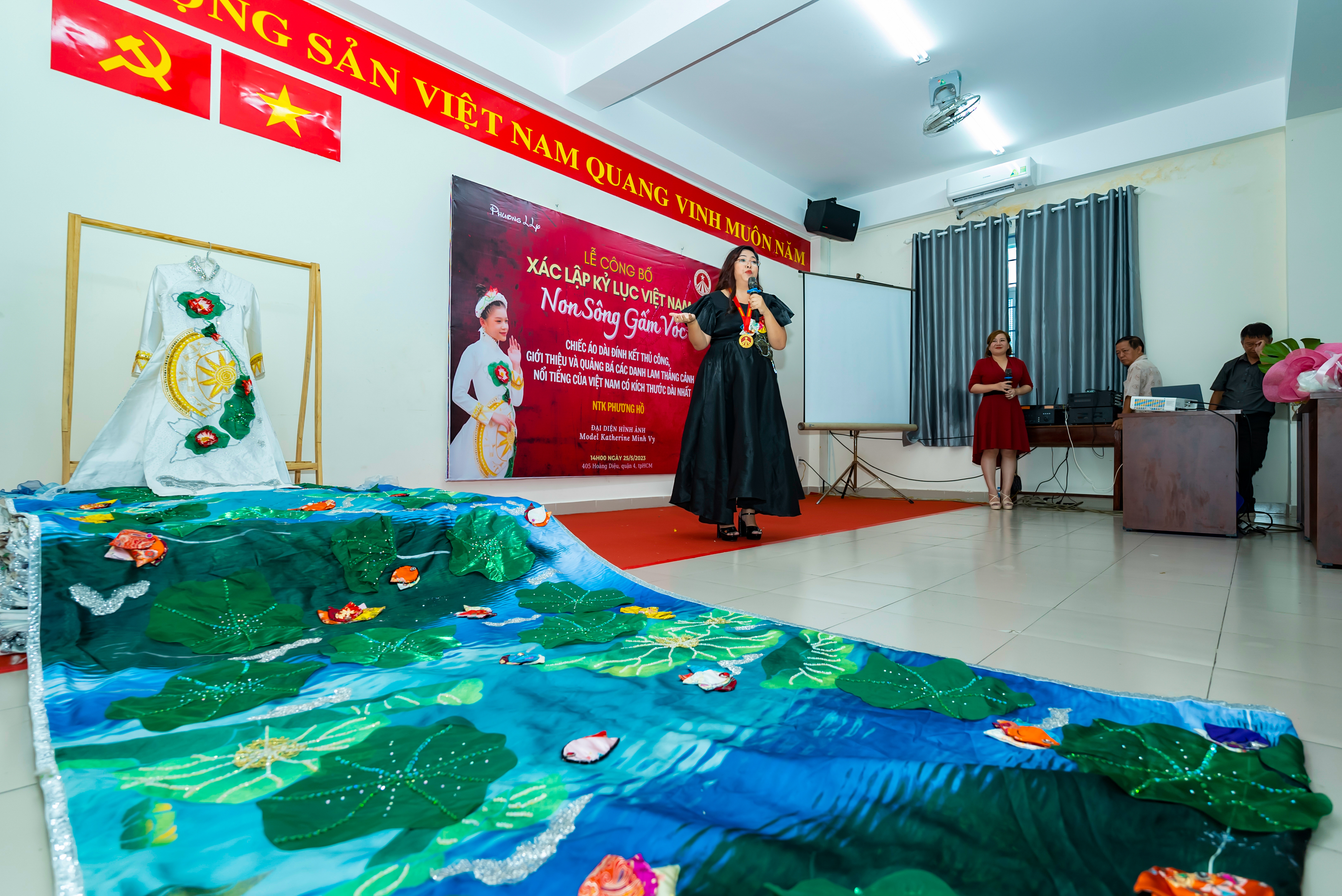 NTK Phuong Ho nhan bang ky luc1