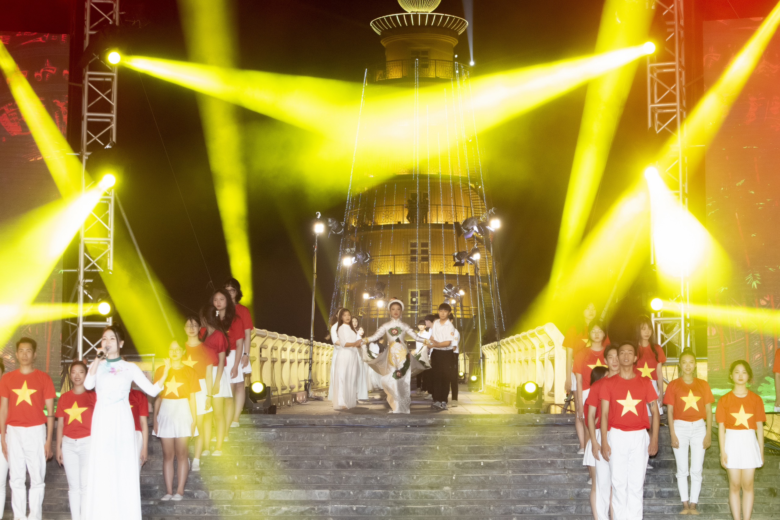 Phan trinh dien ao dai trong dip gio To