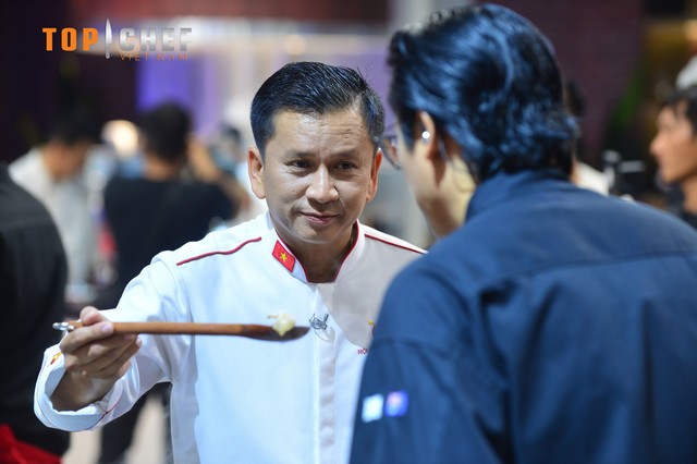 Giám khảo Alain Nguyễn kiểm tra món ăn của đầu bếp