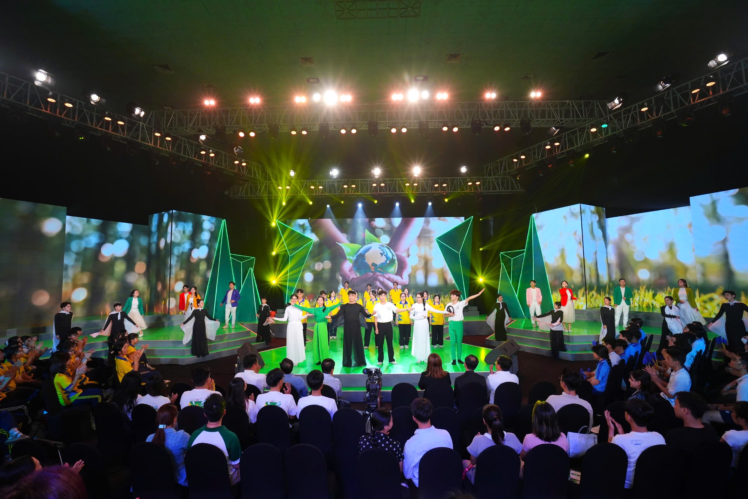 sinh-vien-the-he-moi-2024-ghi-hinh