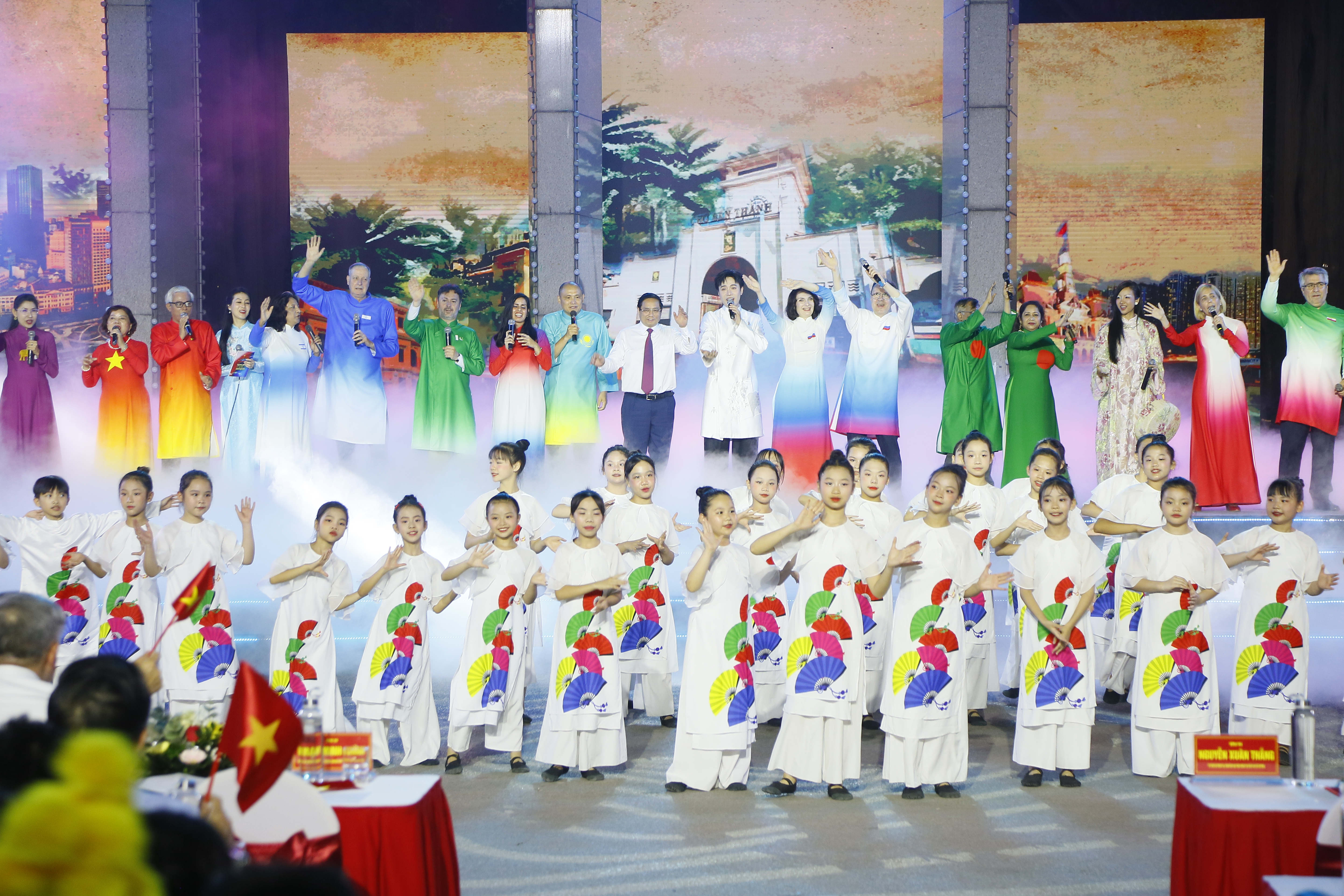 2704-vang-mai-khuc-khai-hoan-cau-hanoi-18