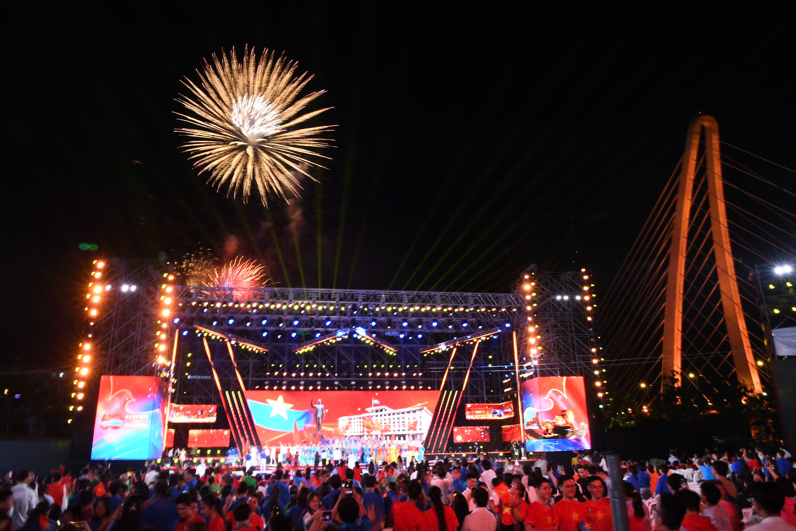 2704-vang-mai-khuc-khai-hoan-cau-tphcm-11
