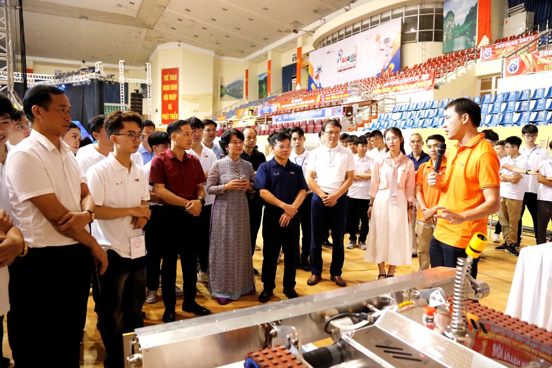0806-hoi-thao-robotics-11