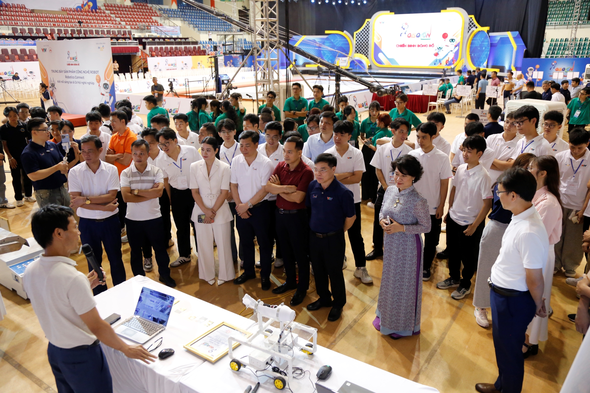 0806-hoi-thao-robotics-15
