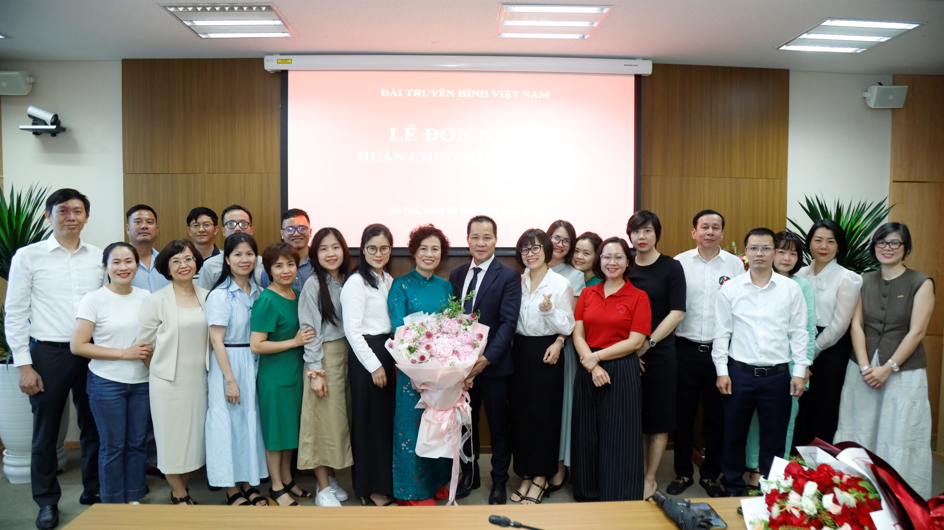0106-trao-qd-nghi-huu-ms-huong-1