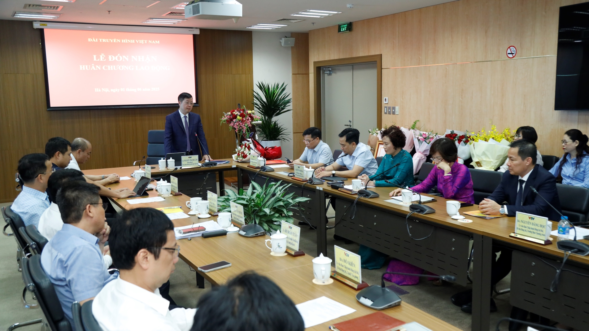 0106-trao-qd-nghi-huu-ms-huong-2-1