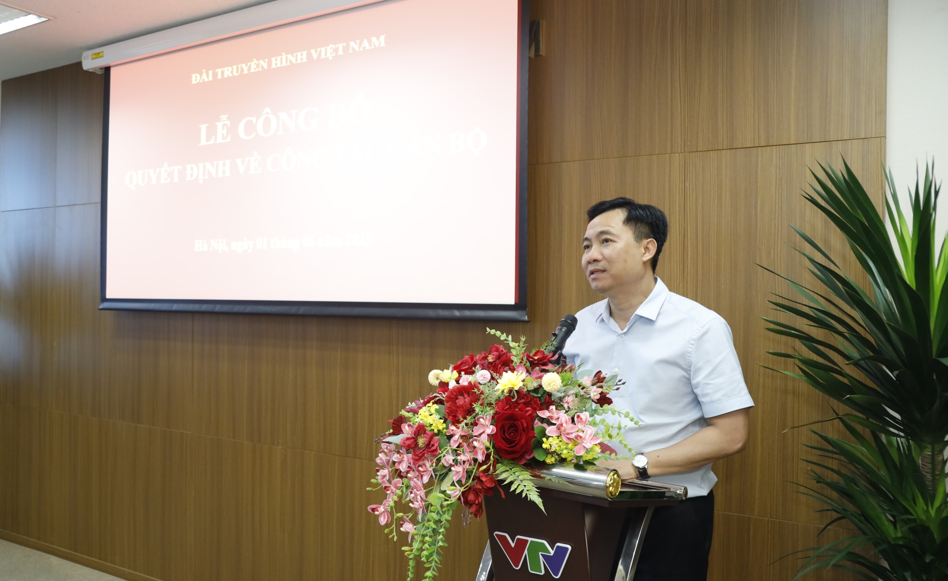 0106-trao-qd-nghi-huu-ms-huong-4