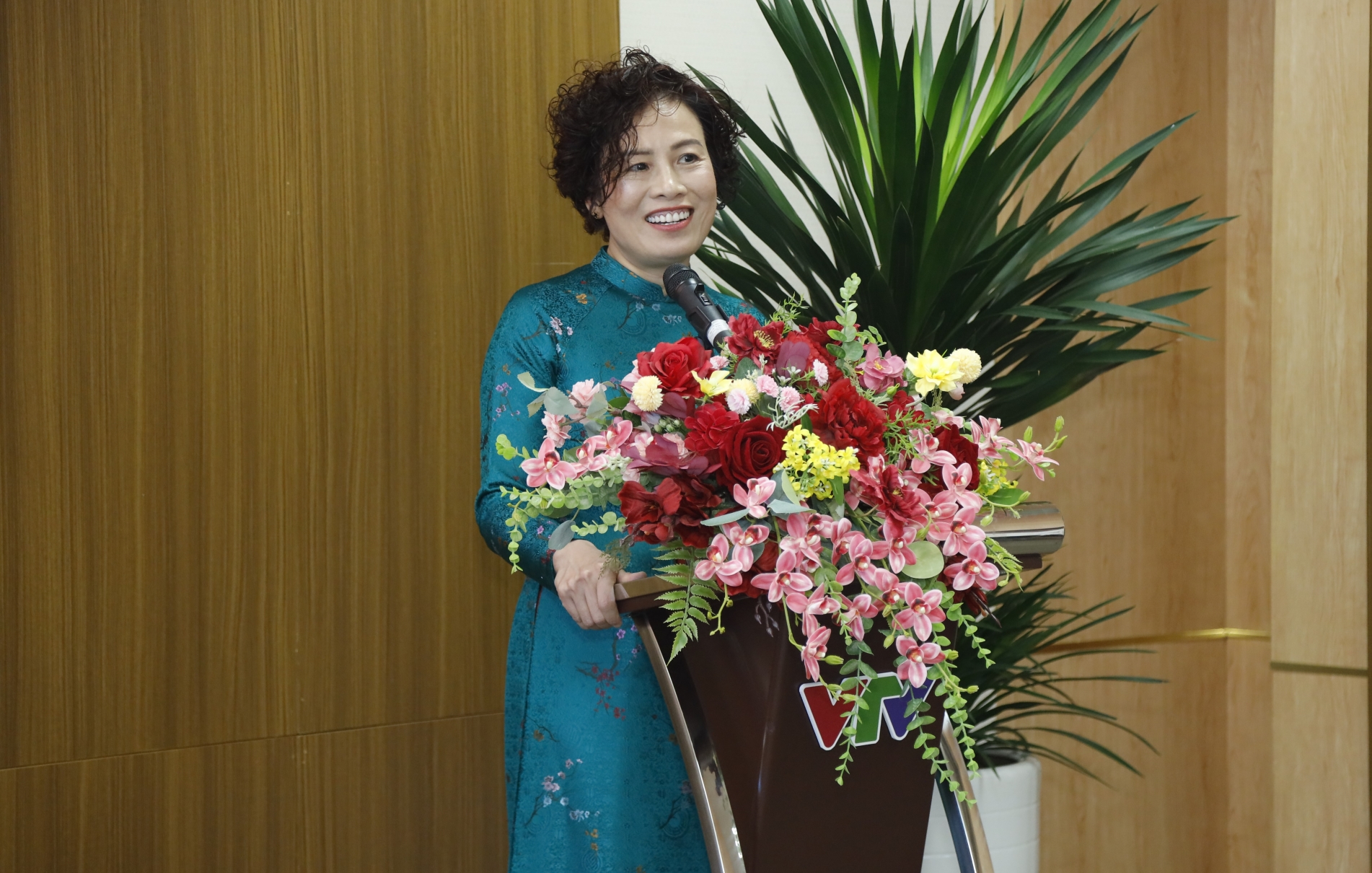 0106-trao-qd-nghi-huu-ms-huong-5