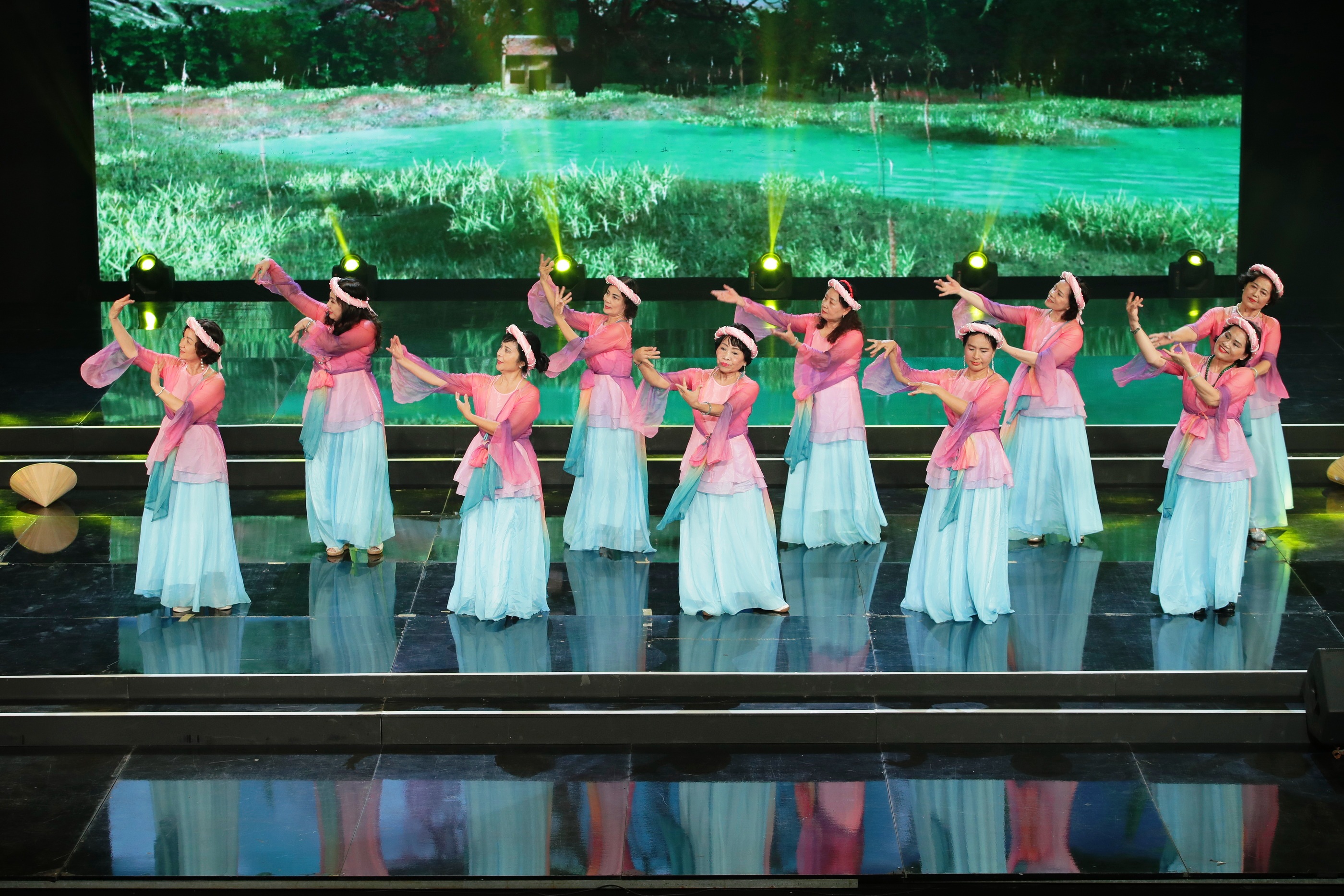 van-nghe-55-nam-Hai-hung (6)