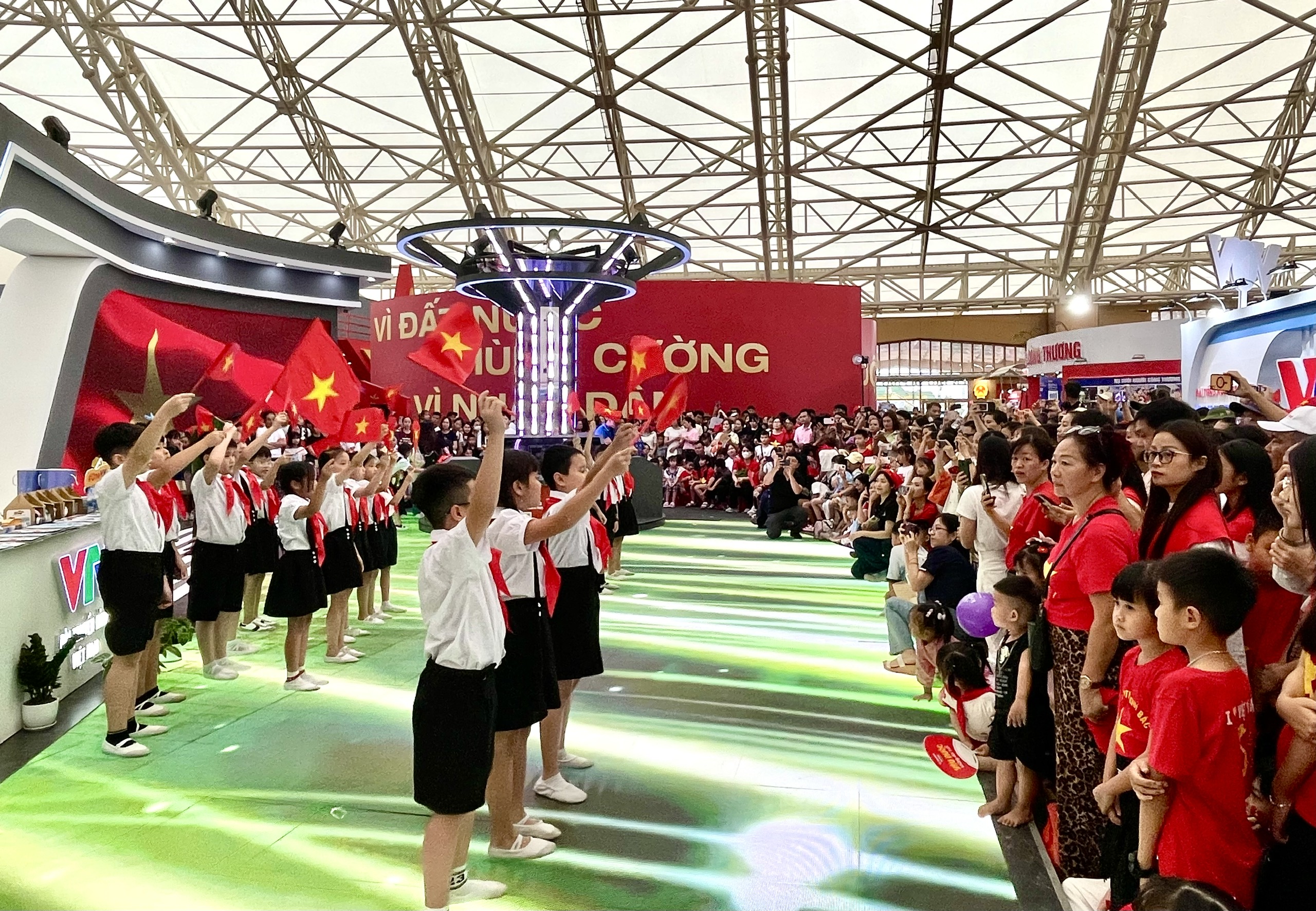 gian-trung-bay-vtv-2