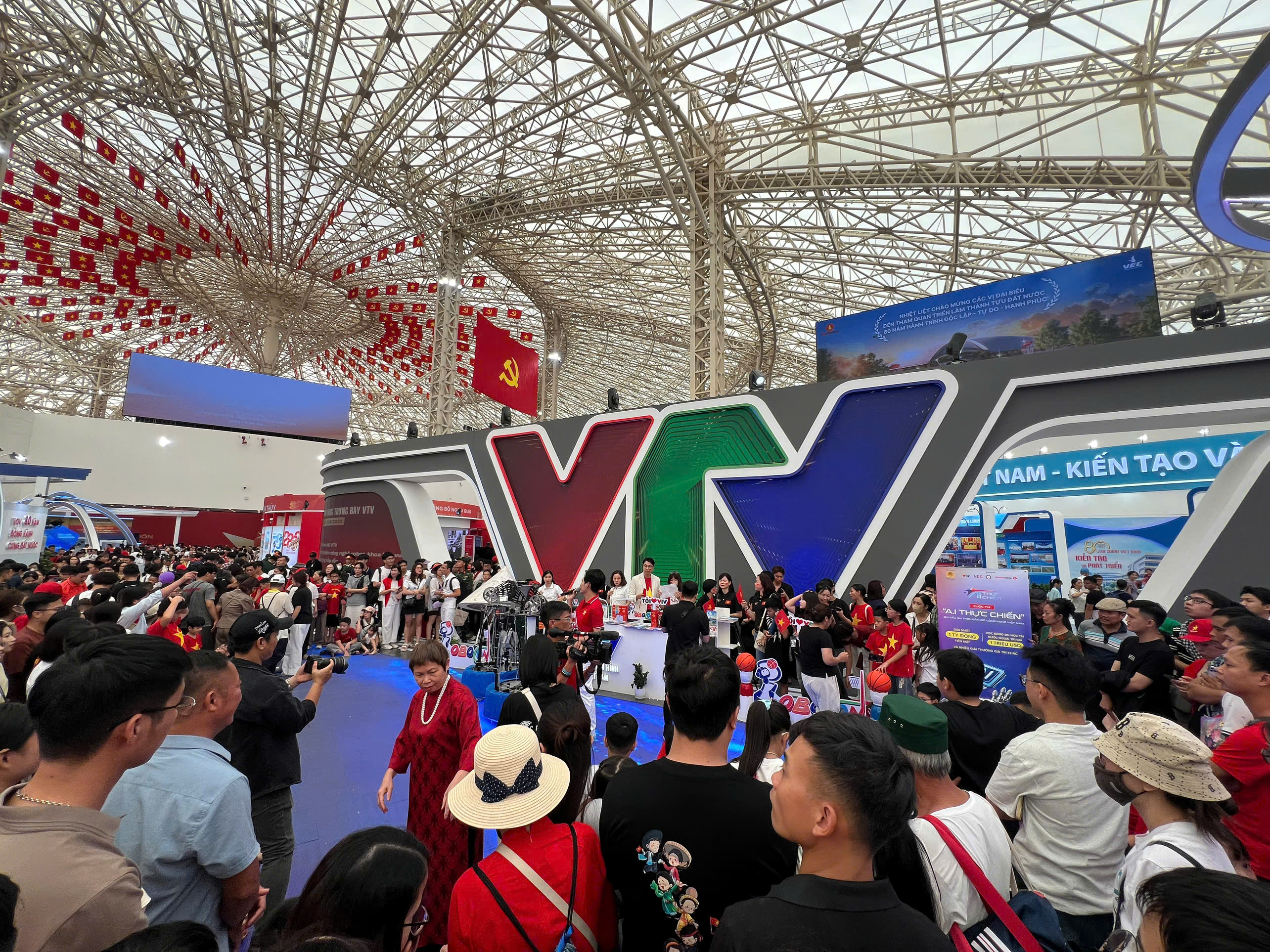 gian-trung-bay-vtv-8