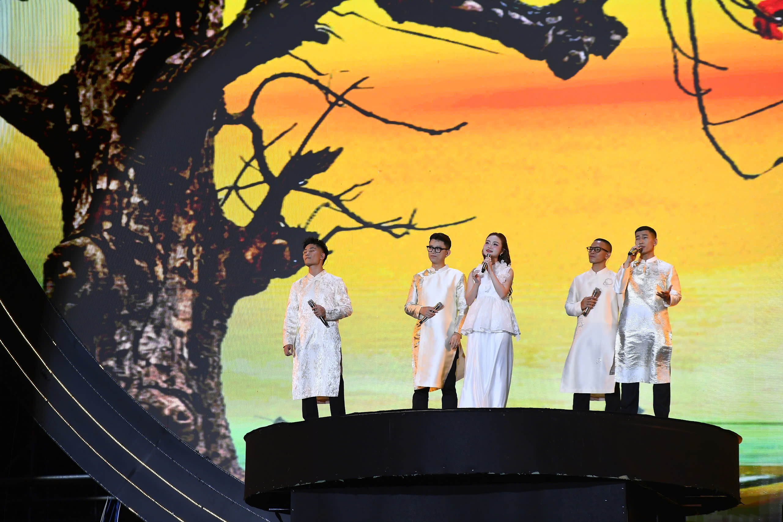 2904_am-vang-to-quoc-1