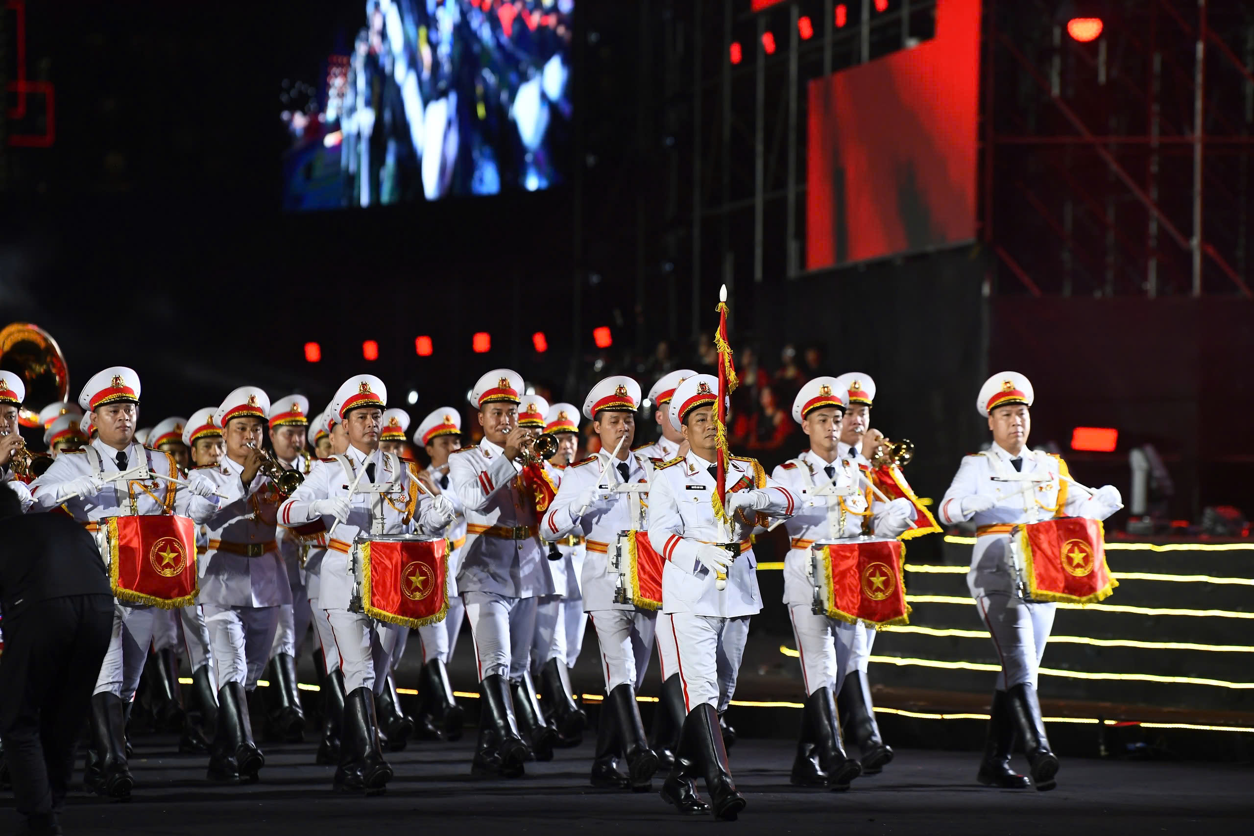 2904_am-vang-to-quoc-5